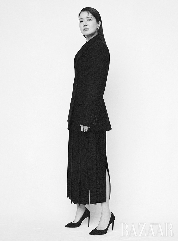 재킷, 스커트는 Prada. 귀고리는 Engbrox. 펌프스는 스타일리스트 소장품.