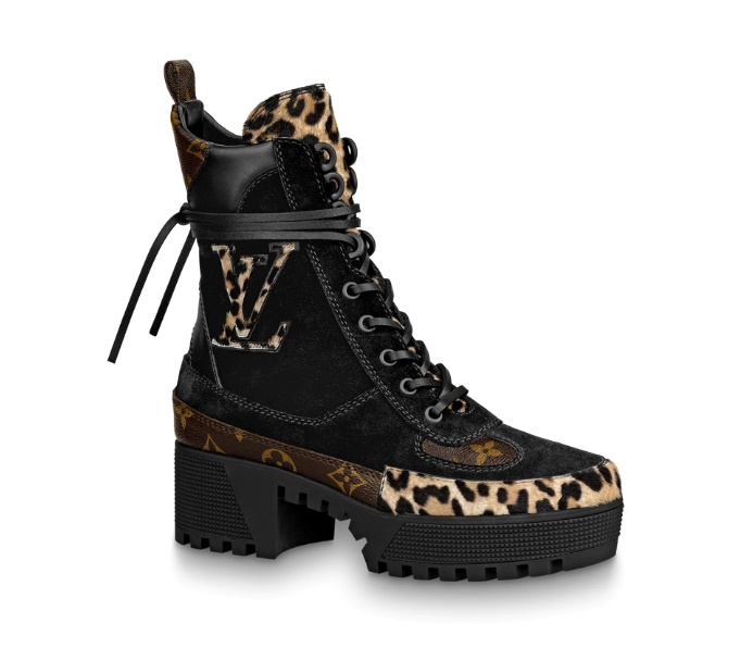 레오퍼드와 서로 다른 소재를 믹스한 부츠는 루이 비통.