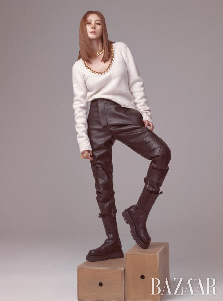  체인 장식 니트, 가죽 팬츠, 부츠는 모두 Bottega Veneta. 옐로 골드에 다이아몬드가 세팅된 선인장 모티프의 ‘칵투스 드 까르띠에 링’은 모두 Cartier.