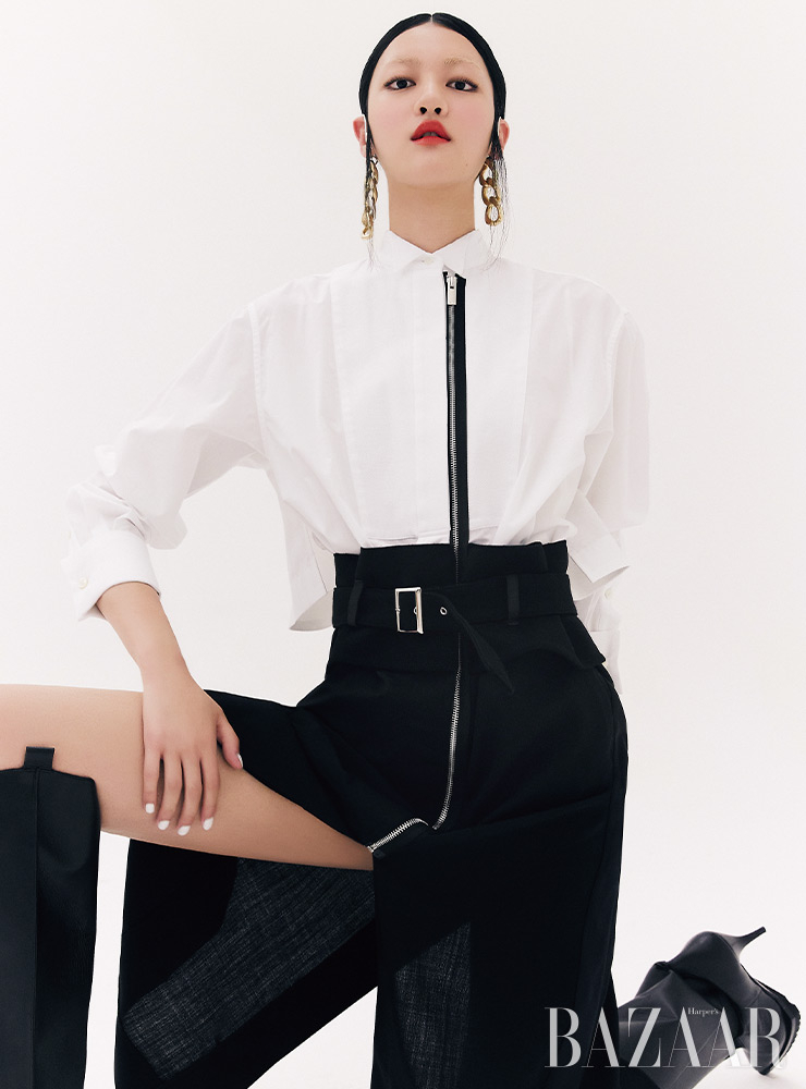재킷, 선글라스, 귀고리, 가방은 모두 Balenciaga. 장갑은 에디터 소장품.