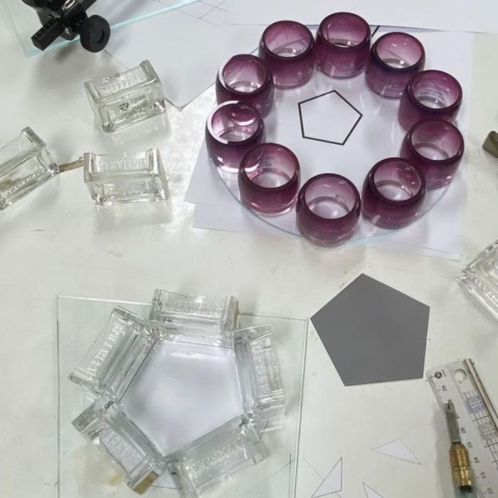 정교하게 쌓아 올려 화병의 형태를 만든다.