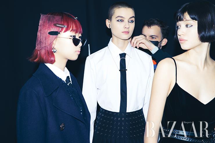 쇼 직전 마지막 점검 중인 모델들.