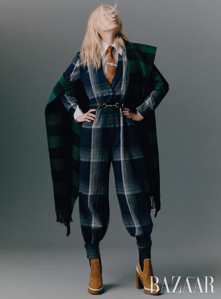 블랭킷 재킷은 Dior. 점프수트는 5백20만원, 셔츠는 1백20만원, 넥타이는 30만원 모두 Gucci. 넥타이 핀으로 활용한 헤어핀은 19만원 Simone Rocha by BOONTHESHOP. 벨트는 Celine by Hedi Slimane. 양손에 착용한 반지들은 모두 Louis Vuitton. 앵클부츠는 Herm&egrave;s.