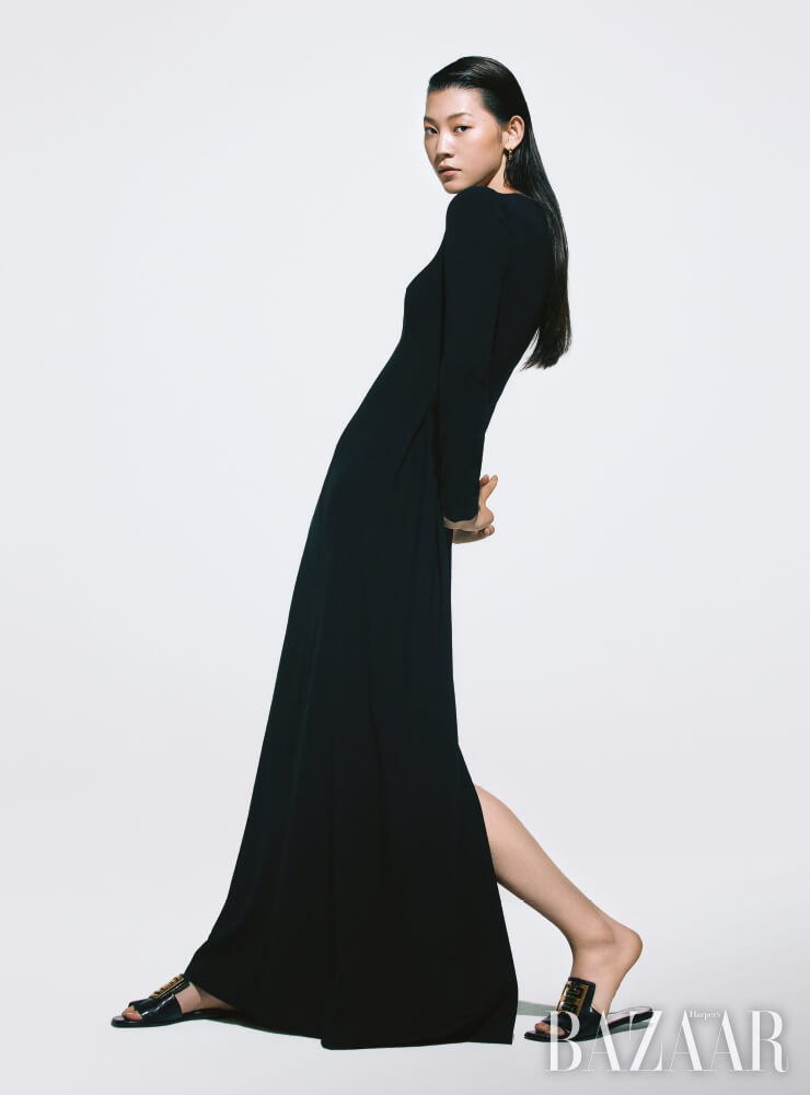 드레스는 3백83만원 The Row by Mue, 귀고리는 22만9천원 Portrait Report, 슬라이드는 Givenchy.