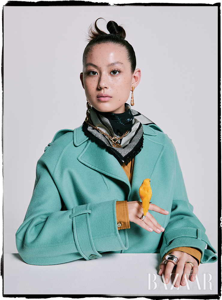 스카프, 목걸이는 Dior. 코트는 Loro Piana. 셔츠는 Tod’s. 왼쪽 이어커프는 Sacai. 오른쪽 귀고리는 63만원 Allghieri by BOONTHESHOP. 왼손 약지에 착용한 반지와 오른손에 낀 반지는 Hyeres Lor. 왼손 검지에 착용한 반지는 Hermes.