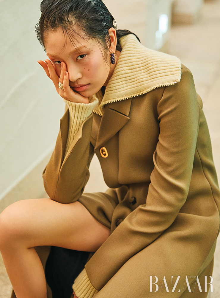 코트, 스웨터, 귀고리, 반지는 모두 Bottega Veneta.