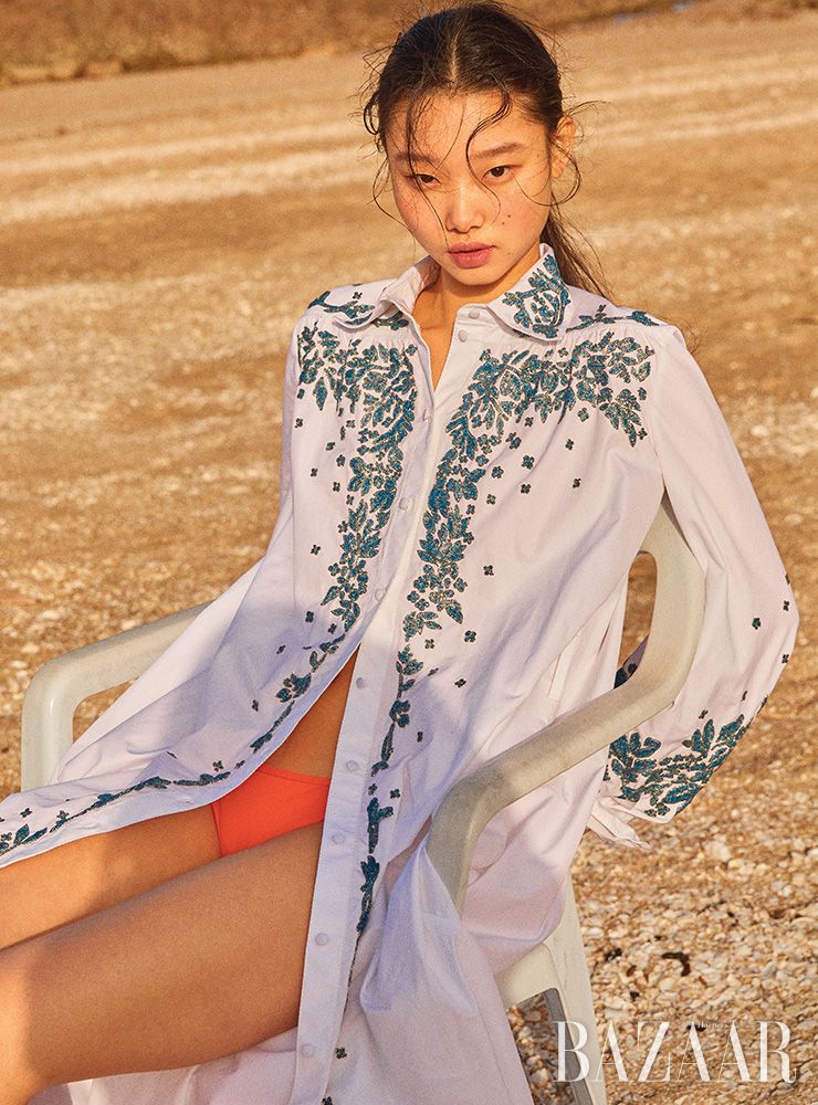 비즈 장식 드레스는 Valentino. 스윔 브리프는 Cos. 샌들은 Birkenstock. 