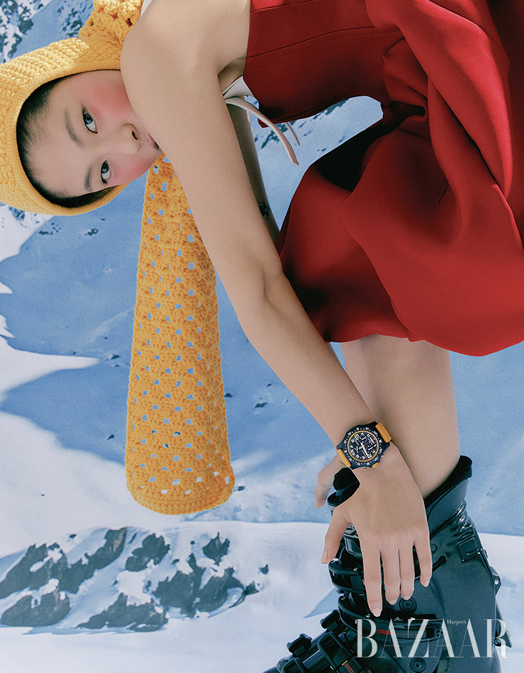 온도영향방지 슈퍼쿼츠(SuperQuartzTM)가 장착된 ‘인듀어런스 프로’ 워치는 4백20만원 Breitling. 드레스는 Louis Vuitton. 발라클라바, 머플러는 Miu Miu. 스키 부츠는 에디터 소장품.