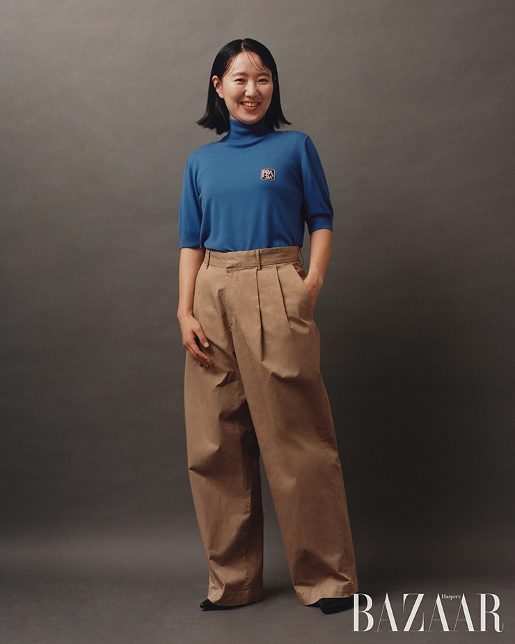 니트는 Prada. 바지 SabyasachixH&M. 슈즈는 Charles & Keith.