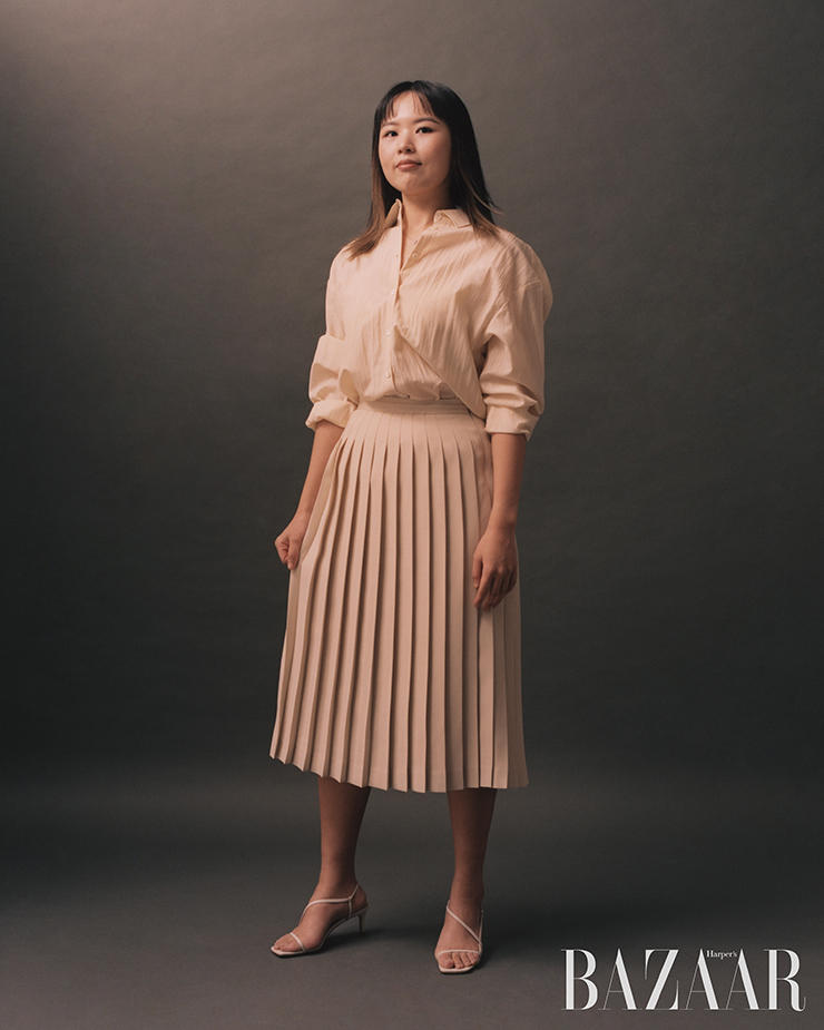 블라우스와 플리츠 스커트는 Coivant. 슈즈는 Charles & Keith.