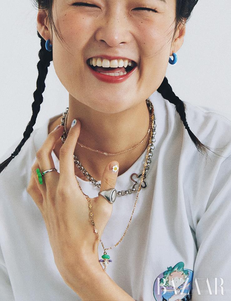 ‘시금치 요정’이 프린트된 티셔츠와 주얼리는 모두 Ddhi.