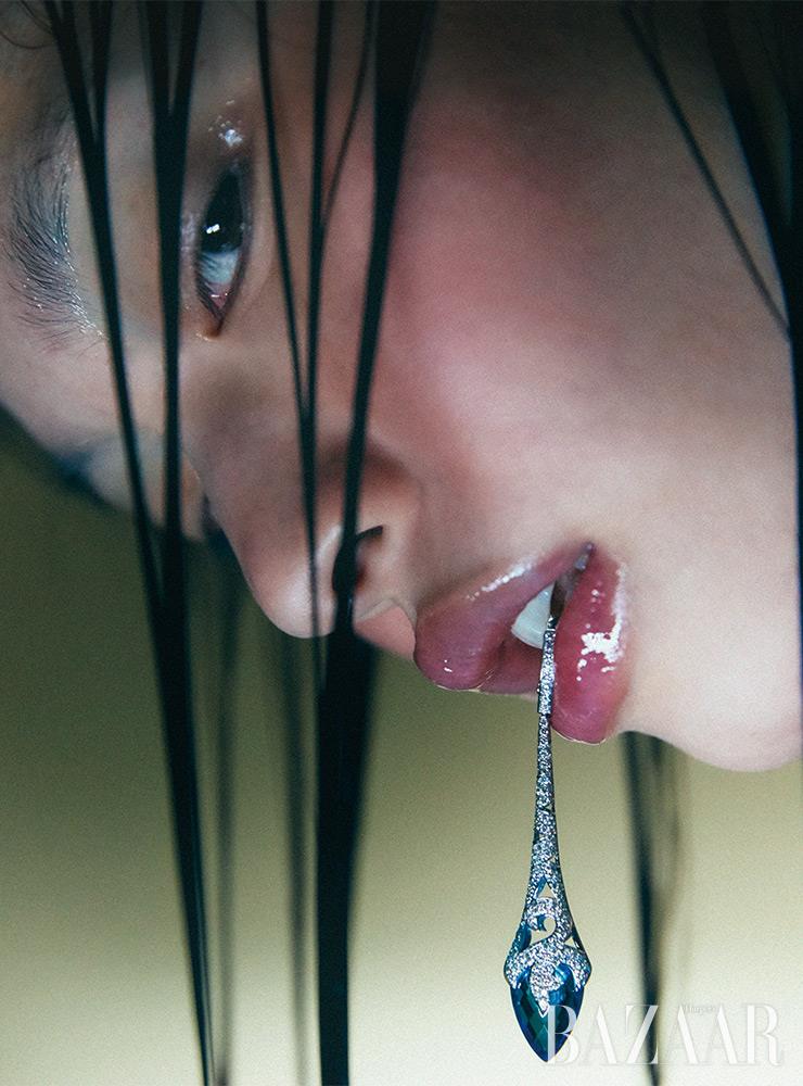 파베 세팅된 다이아몬드와 블루 토파즈가 조화로운 ‘쏜(Thorn)’ 귀고리는 가격 미정 Stephen Webster.
