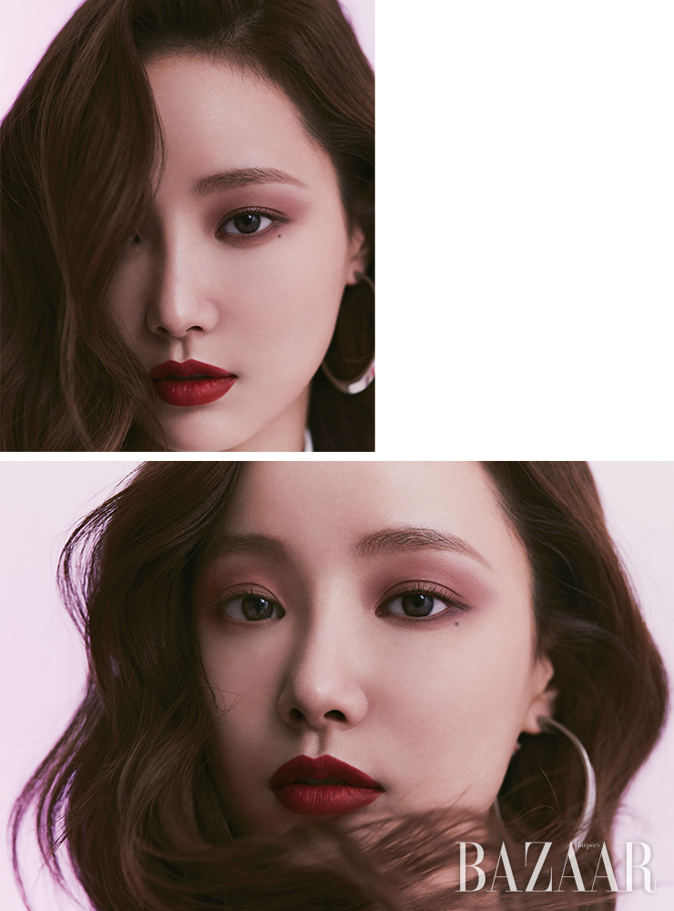 가죽 톱은 Kijun. 귀고리는 스타일리스트 소장품. 