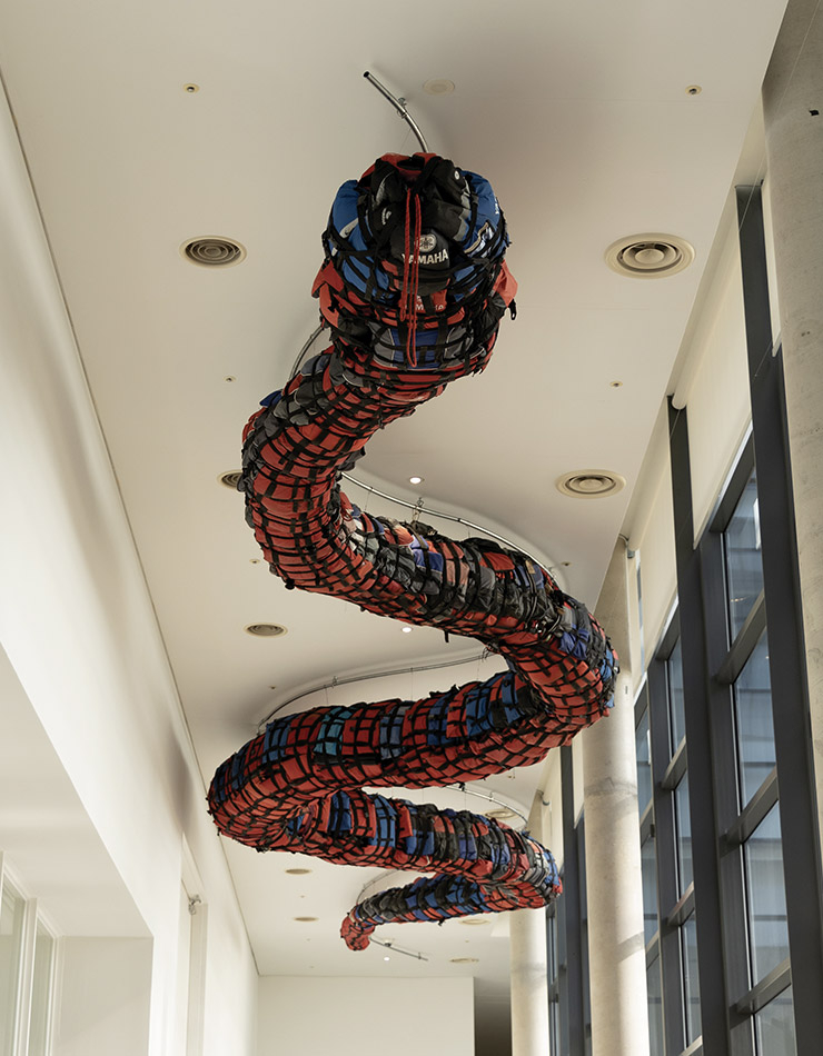 아이 웨이웨이, <구명조끼 뱀(Life Vest Snake)>, 2019, 구명조끼 140벌, 65x2250x85cm, 아이 웨이웨이 스튜디오, 리손갤러리,