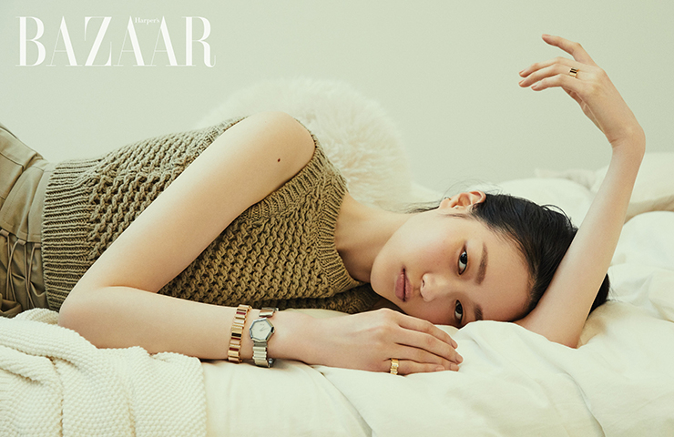 (왼쪽부터) 핑크 골드와 다이아몬드, 타이거즈아이, 커넬리언, 아라고나이트가 어우러진 ‘젬 디올’ 팔찌, 화이트 마더오브펄 다이얼의 스틸 소재 ‘젬 디올’ 시계, 소지에 착용한 다이아몬드 장식의 핑크 골드 ‘젬 디올’ 반지, 왼손 약지에 착용한 타이거즈아이와 커넬리언, 핑크 오팔이 세팅된 ‘젬 디올’ 반지는 모두 Dior Joaillerie & Dior Timepiece. 니트 베스트, 스커트는 Dior.