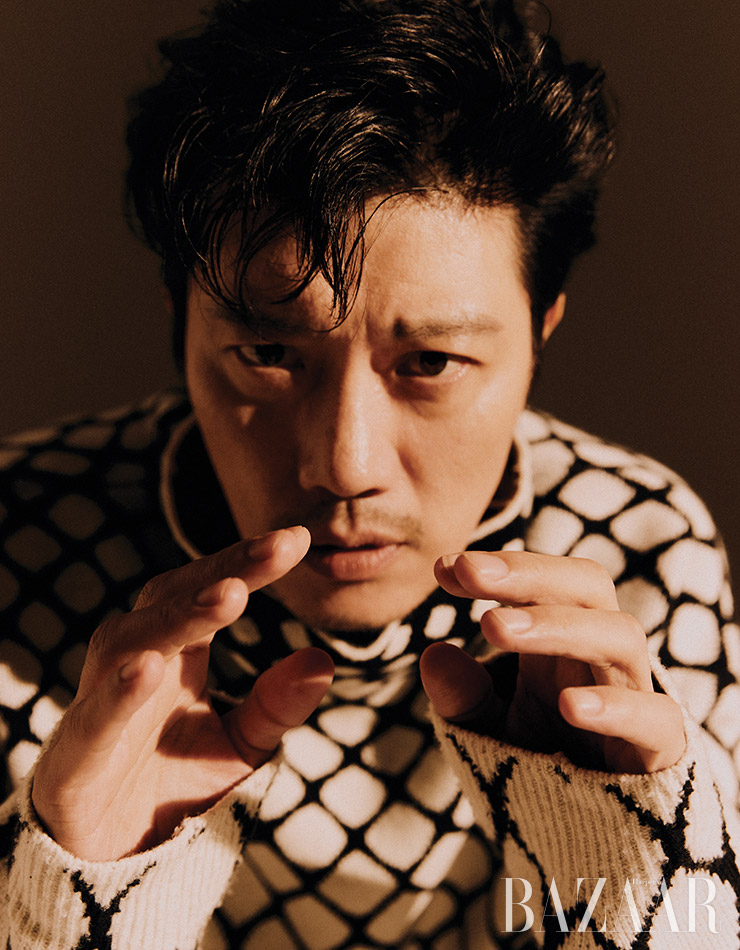 패턴 터틀넥은 Valentino Garabani.