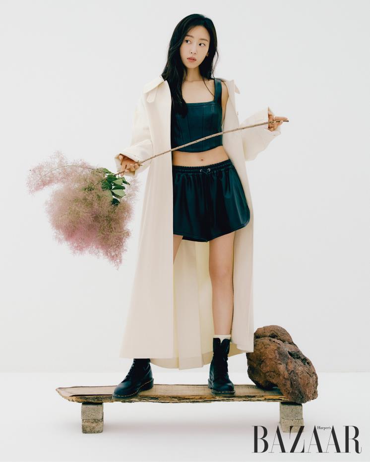 맥시 트렌치코트는 Le17septembre. 레더 뷔스티에 톱, 쇼츠는 Aimons. 워커 부츠는 Dr.Martens.