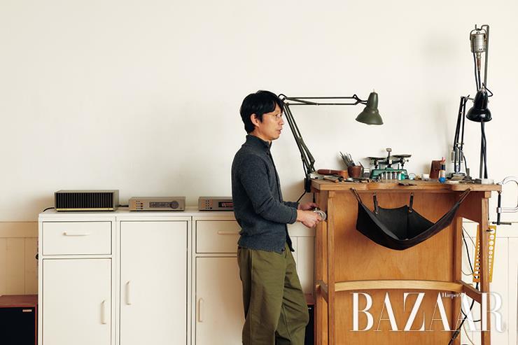가평의 시골 마을에 자리한 심현석 작가의 아틀리에. 그의 안온한 삶이 작품 속에도 고스란히 느껴진다.