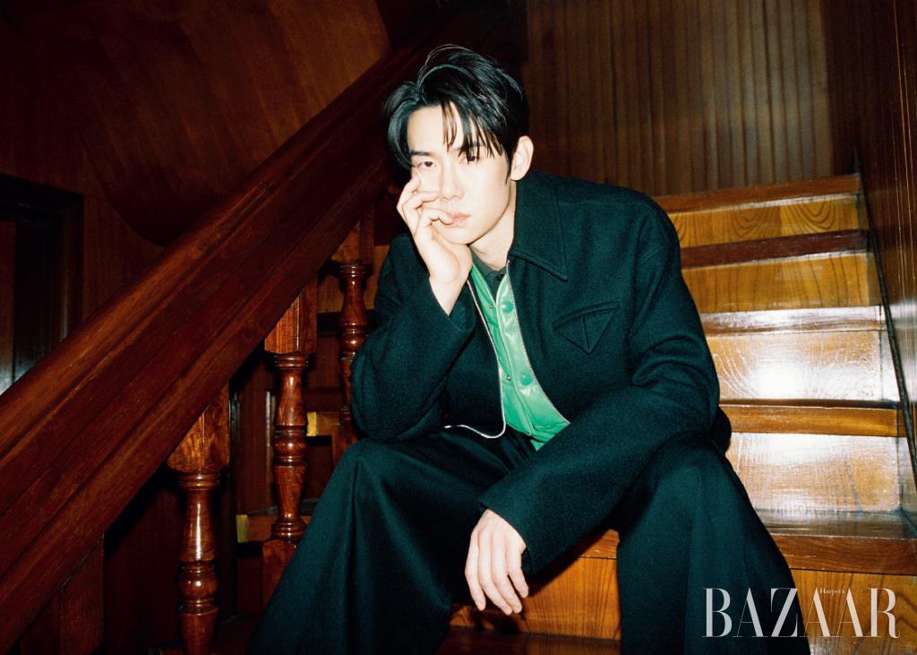 이너로 입은 반팔 니트, 패딩 베스트, 재킷, 와이드 팬츠는 모두 Bottega Veneta Wardrobe 01 Collection.