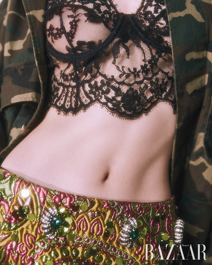 밀리터리 패턴 재킷, 레이스 브라렛, 주얼 장식 미니스커트는 모두 Dolce & Gabbana.