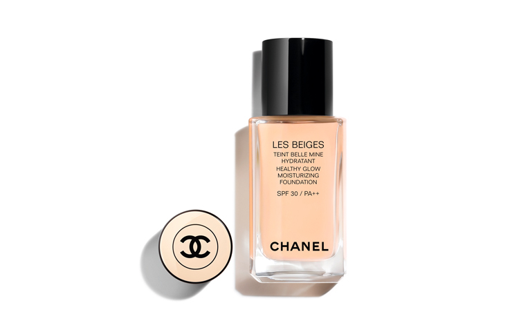 Chanel 레 베쥬 헬시 글로우 모이스처라이징 파운데이션 8만2천원.
