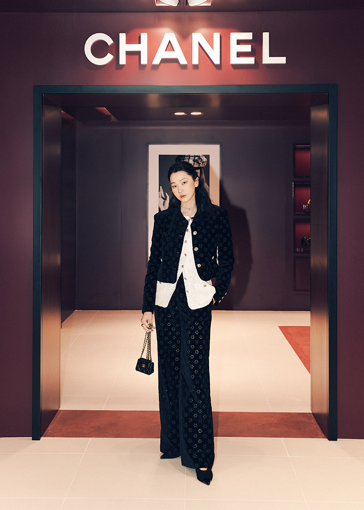 부티크 입구에서 포즈를 취한 장윤주.