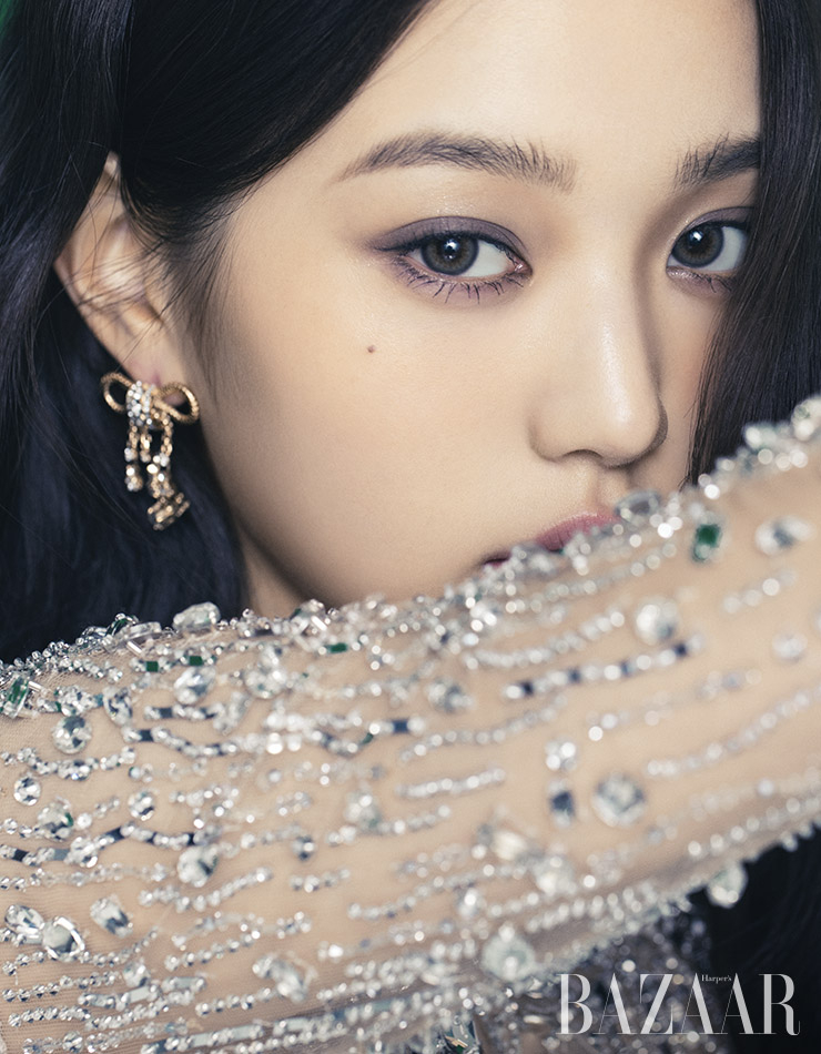 크리스털 시스루 톱, 귀고리는 Miu Miu.  