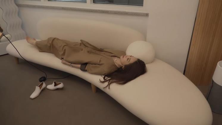화이트 쇼파는 이사무 노구치의 '프리폼 쇼파'. (Freeform sofa)