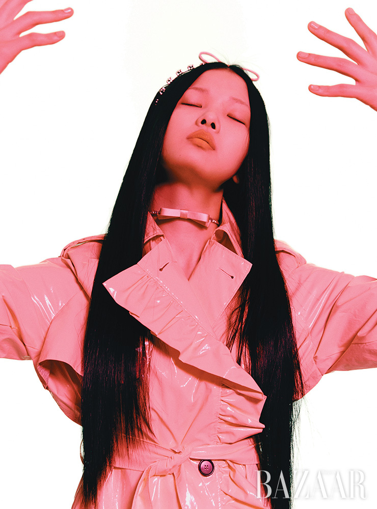트렌치코트는 1백40만원 Msgm. 헤드피스는 60만원대, 초커는 50만원대 모두 Miu Miu.