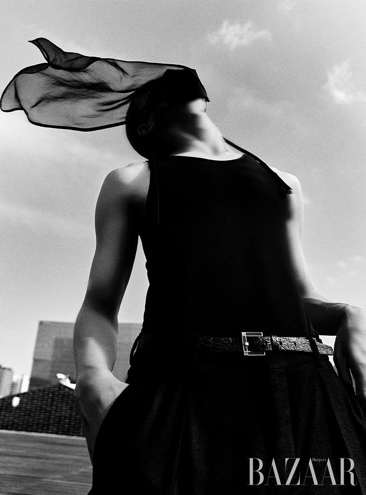 마이크로 메시 ‘에어리즘’ 탱크 톱은 1만2천원대 Uniqlo. 팬츠, 벨트는 Saint Laurent by Anthony Vaccarello. 새틴 롱 마스크는 Rick Owens.