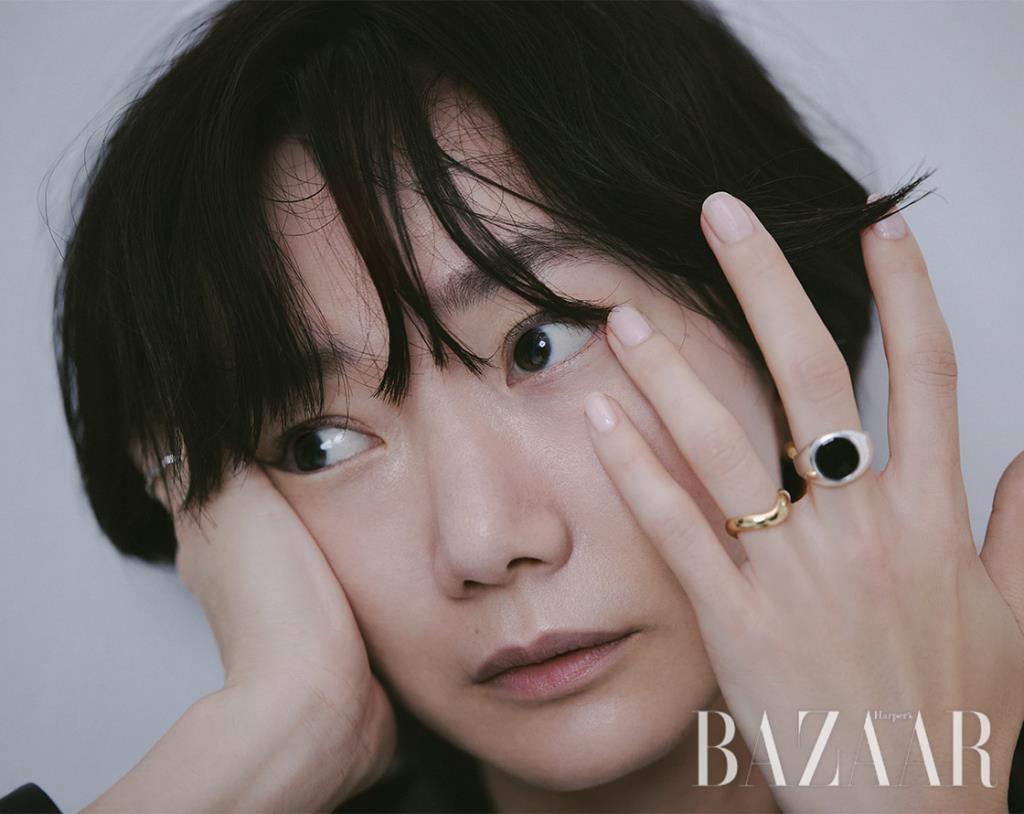 레더 재킷은 Leha. 왼손에 착용한 볼드한 실버 반지는 NonenonxAmondz. 골드 반지는 InodorexAmondz. 오른손에 착용한 실버 반지는 LeeenoirxAmondz. 