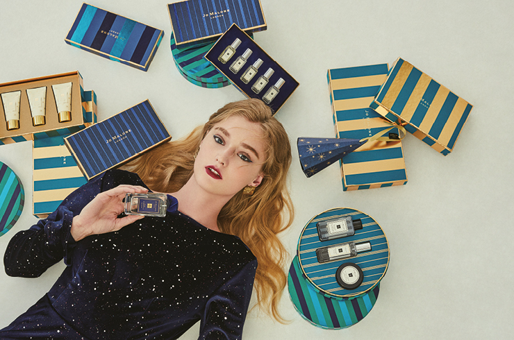 (모델이 들고 있는 제품) 로즈 앤 매그놀리아 코롱 매그놀리아와 장미가 만발한 정원에 서있는 듯 신비롭고 관능적인 향의 플로랄 코롱. 100ml 19만3천원.