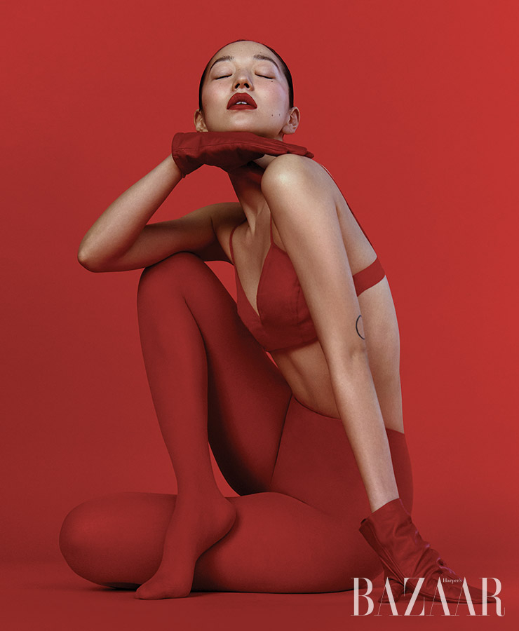 장갑은 Zara. 브라 톱, 타이츠는 스타일리스트 소장품.