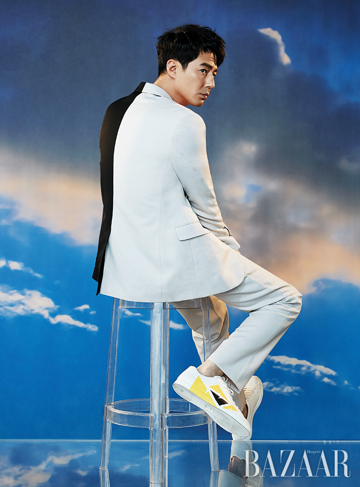 재킷, 팬츠, 스니커즈는 모두 Fendi.