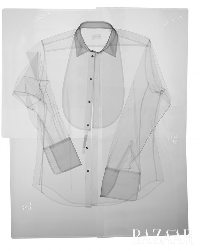 코튼 소재 셔츠는 Emporio Armani, 구리 소재 셔츠 스터드는 모두 Alice Made This 제품