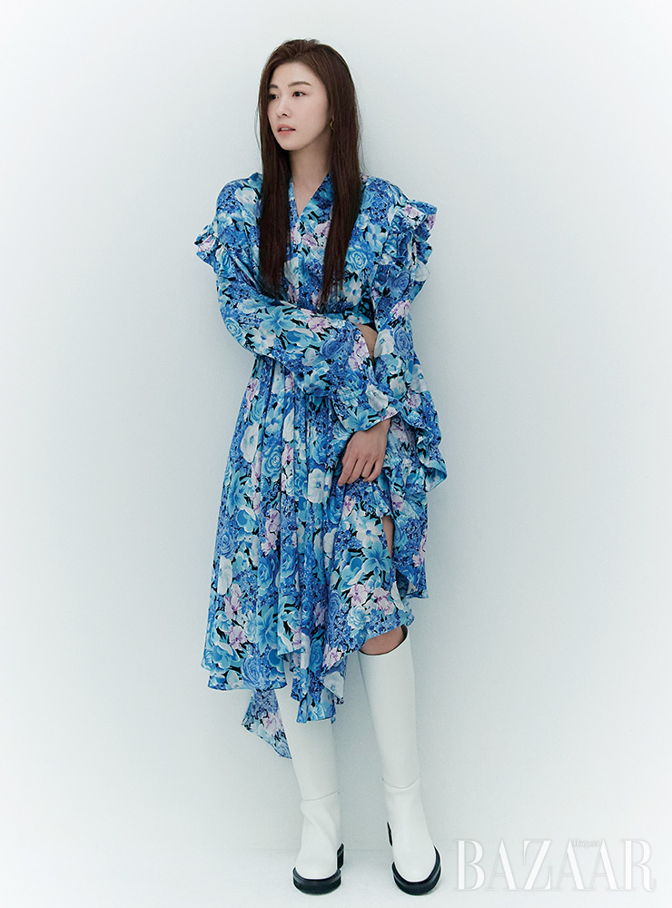 드레스는 Balenciaga. 귀고리는 1064 Studio. 부츠는 Kaithe.