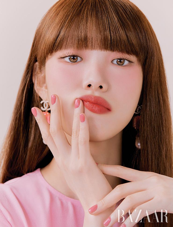 크레이프 소재 드레스, 메탈, 스트라스, 레진 소재의 이어링은 Chanel.