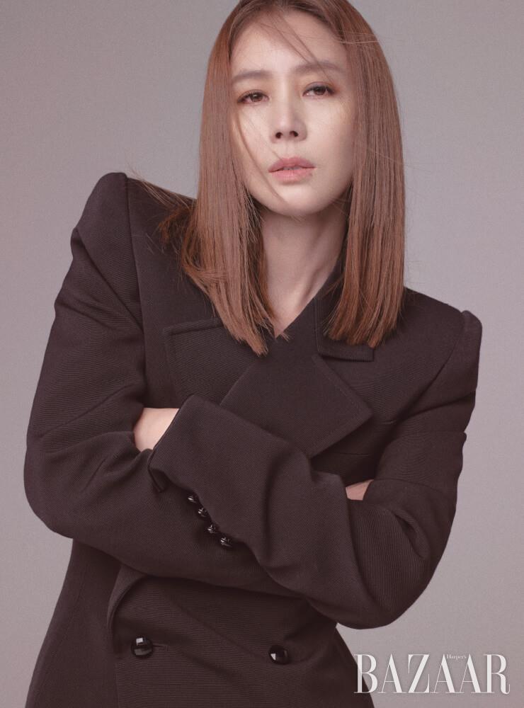 재킷은 Saint Laurent by Anthony Vaccarello.