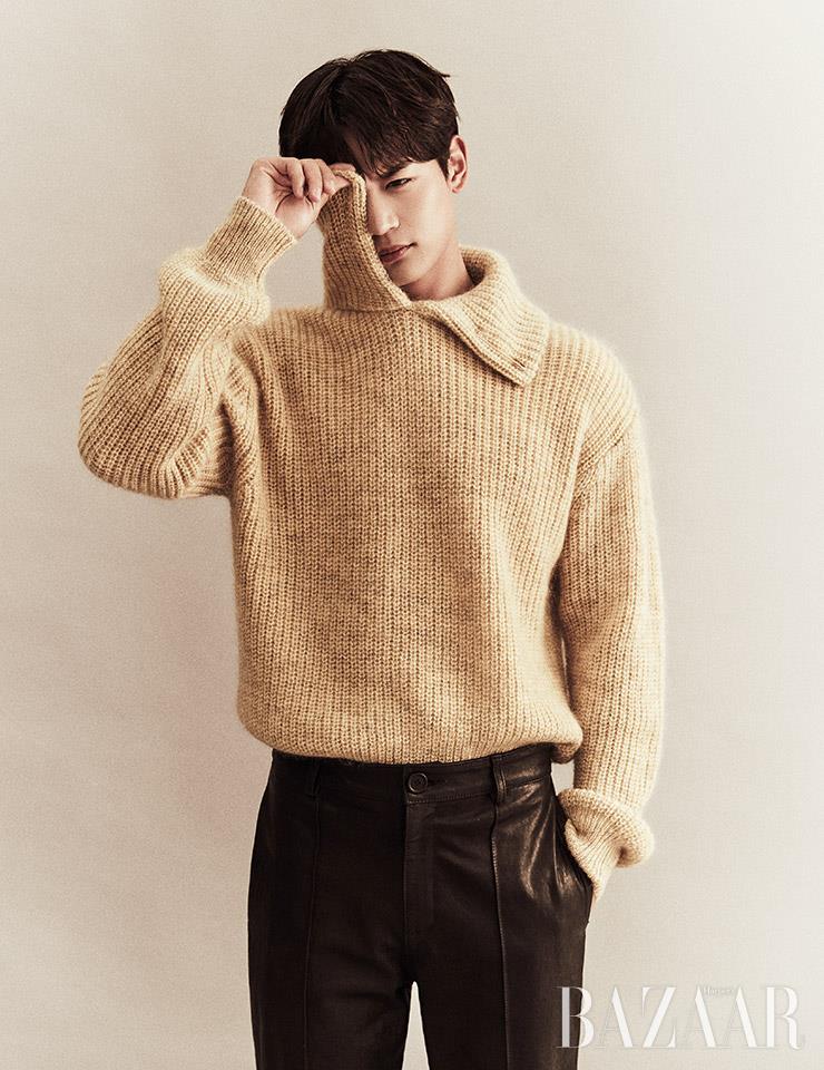 니트는 Unused by 10 Corso Como. 레더 팬츠는 8 by Yoox.