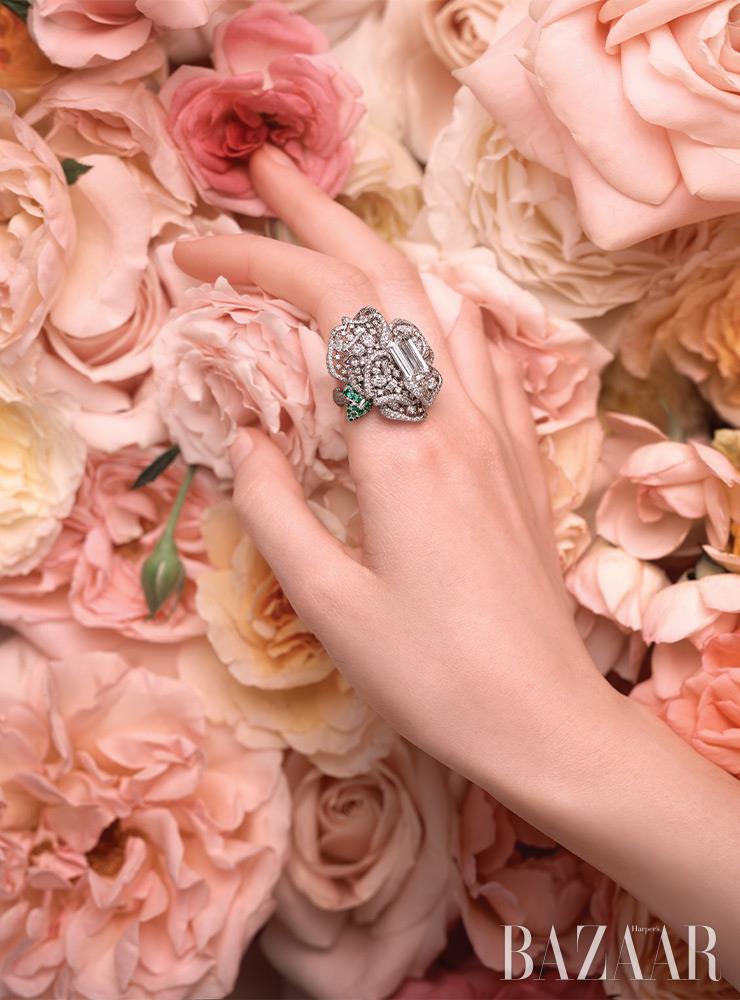 중심의 바게트 컷 다이아몬드가 시선을 사로잡는 ‘오뜨 주얼리 로즈디올’ 링은 Dior Joaillerie.