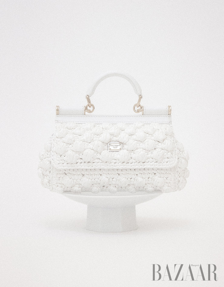 라피아 크로셰 토트백은 Dolce & Gabbana. 굽접시는 Siroi.