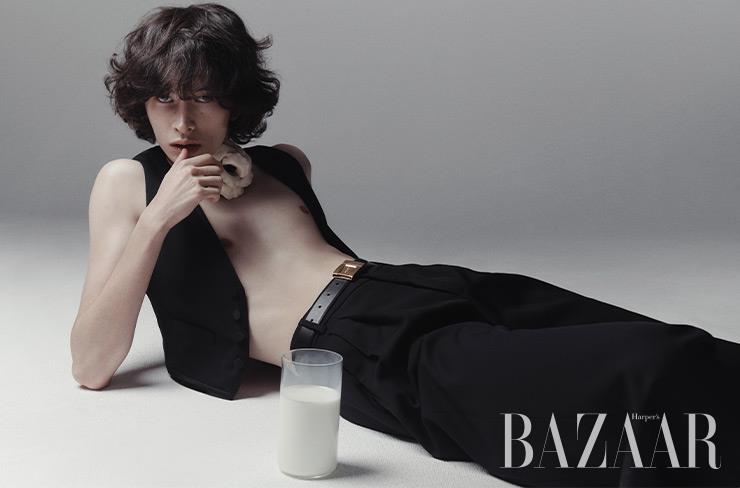 베스트, 팬츠, 플라워 목걸이, 벨트는 모두 Saint Laurent by Anthony Vaccarello.