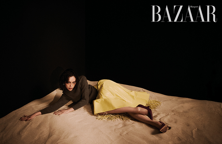 니트 톱, 레더 스커트, 이너 프린지 스커트, 귀고리, 펌프스는 모두 Bottega Veneta.