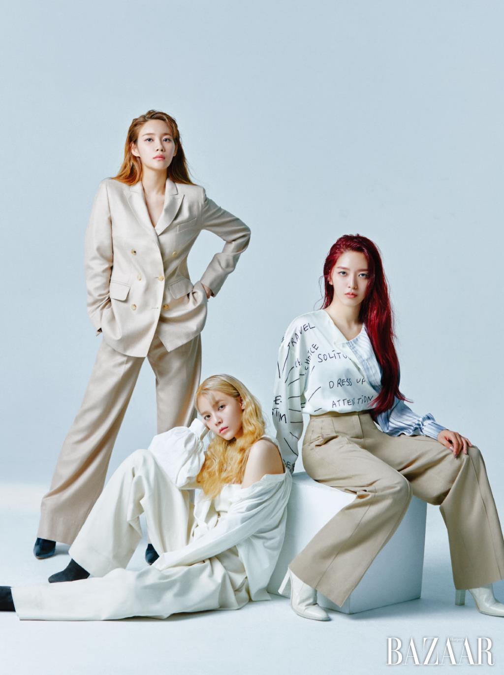 유나가 입은 수트는 MaxMara. 슈즈는 Manolo Blahnik. 지민이 입은 블라우스, 뷔스티에, 팬츠는 모두 Leha. 슈즈는 Rachel Cox. 찬미가 입은 셔츠는 Low Classic. 팬츠는 Leha. 슈즈는 MaxMara. 