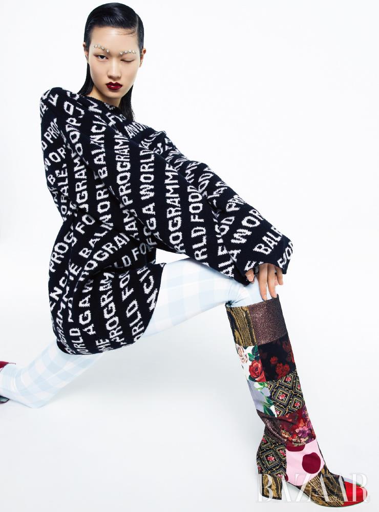 부츠는 Dolce & Gabbana. 스웨터는 Balenciaga. 타이츠는 8 Moncler Richard Quinn.