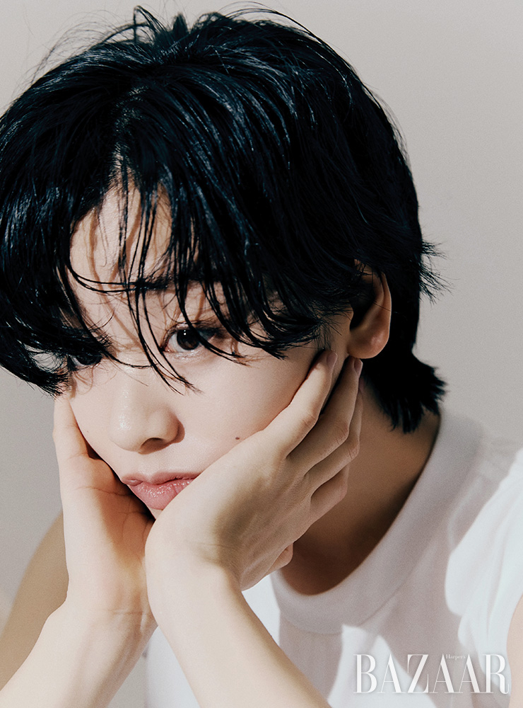 톱은 Alexander Wang. 데님 팬츠는 스타일리스트 소장품.