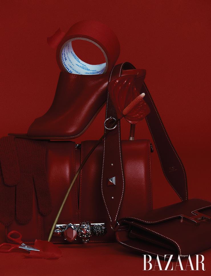 (위부터 시계 방향) 오픈 토 뮬은 1백28만원대 Gianvito Rossi. 숄더백은 Hermès. 링 핸들 장식의 체인 백은 Alexander McQueen. 장갑은 MaxMara.