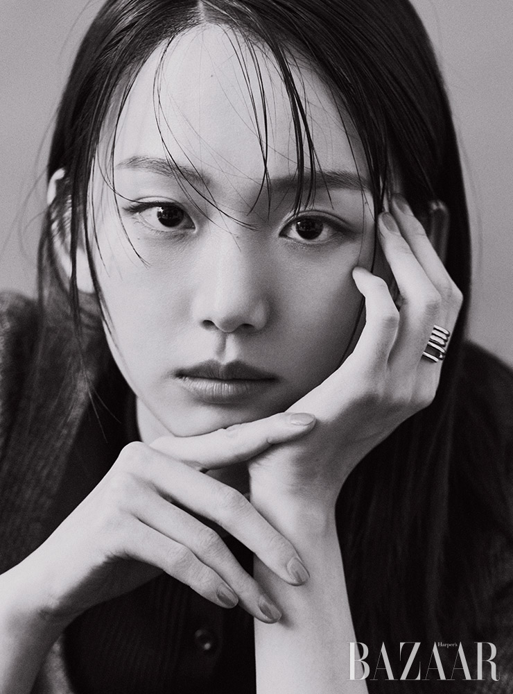 니트 톱, 드레스는 Prada. 반지는 Portrait Report.