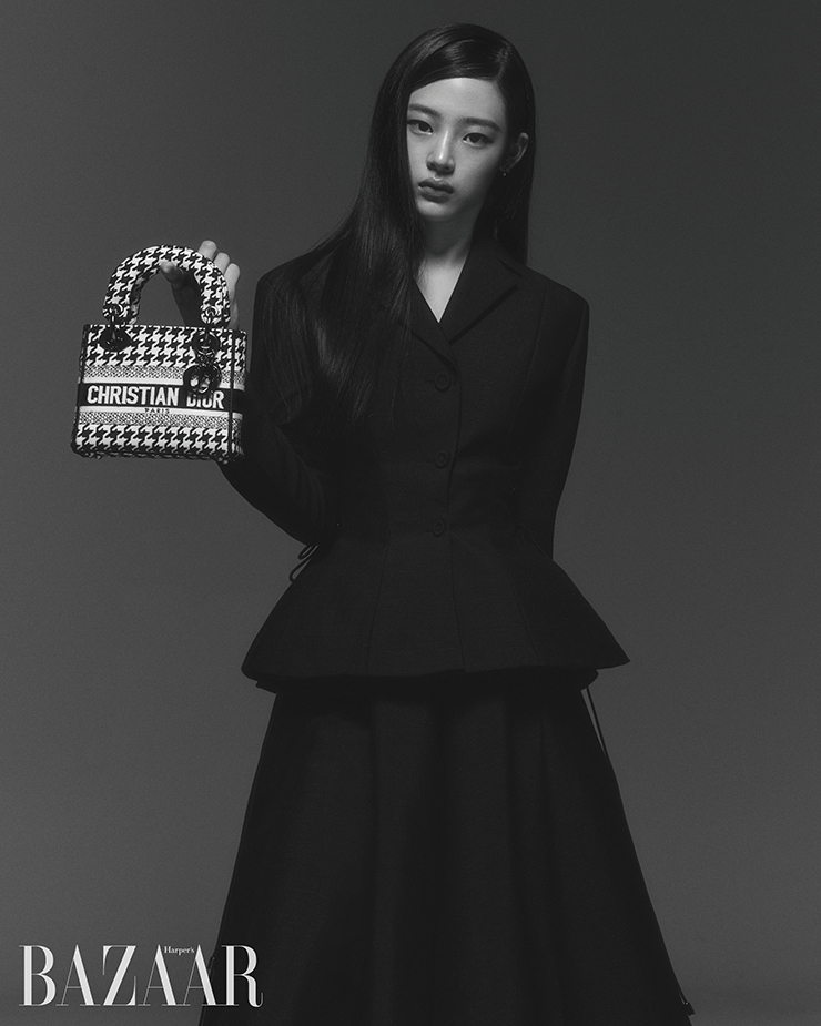 민지가 입은 모헤어 재킷, 스커트, 귀고리, 하운즈투스 패턴의 ‘레이디 D-라이트’ 미니 백은 모두 Dior.