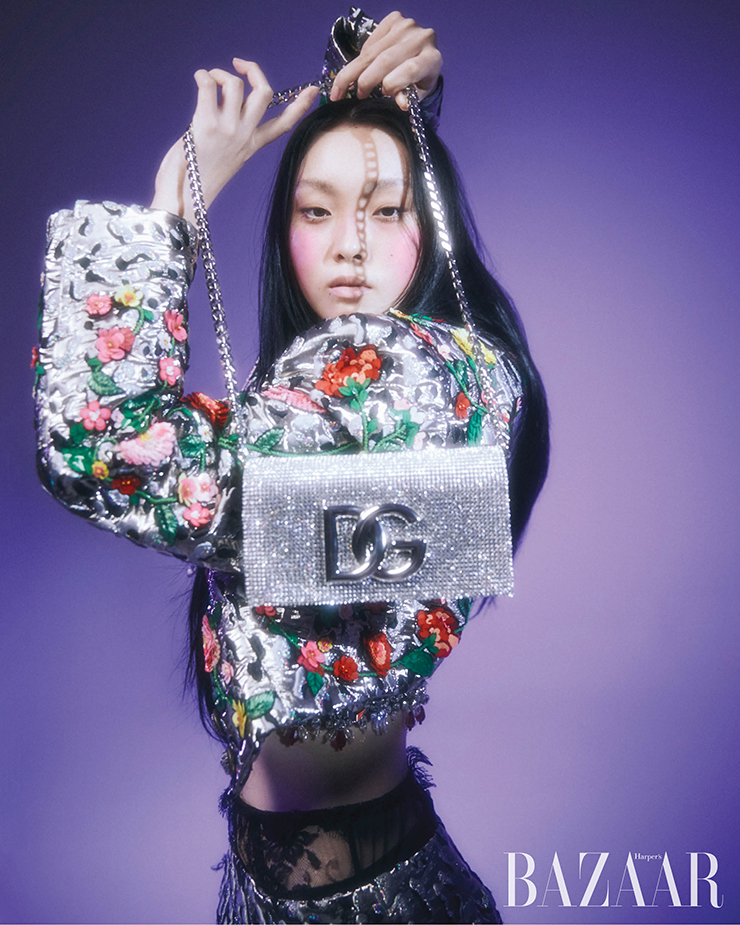 크롭트 재킷, 톱, 미니스커트, 레이스 브리프, 체인 백은 모두 Dolce & Gabbana.